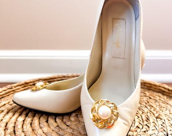 Vintage Pearl White Pointed Toe Pumps / Mirape / Gold and