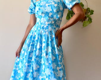 Robe « The Lilly » années 60 de Lilly Pulitzer / Imprimé floral bleu turquoise et blanc / Encolure carrée / Manches mi-longues / Coton et polyester / Taille 8