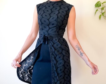Robe crayon en dentelle noire Sandra Sage des années 1960 / Noir avec superposition d'oeillets en coton / Noeud / Sans manches / Taille XS