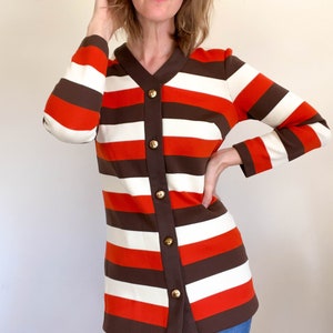 60s/70s chunky stripe knit longline blouse / fitted mod style / chunky brass buttons / polyester knit / brown cream orange / xs-small image 5