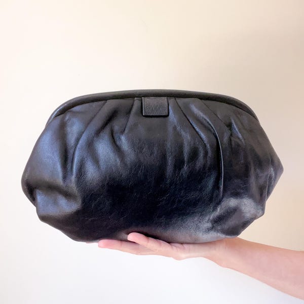 Jaren 80 vintage ANNE KLEIN zwarte leren poef clutch / scharnieropening met kogelsluiting / optionele riem / anne klein voor calderon