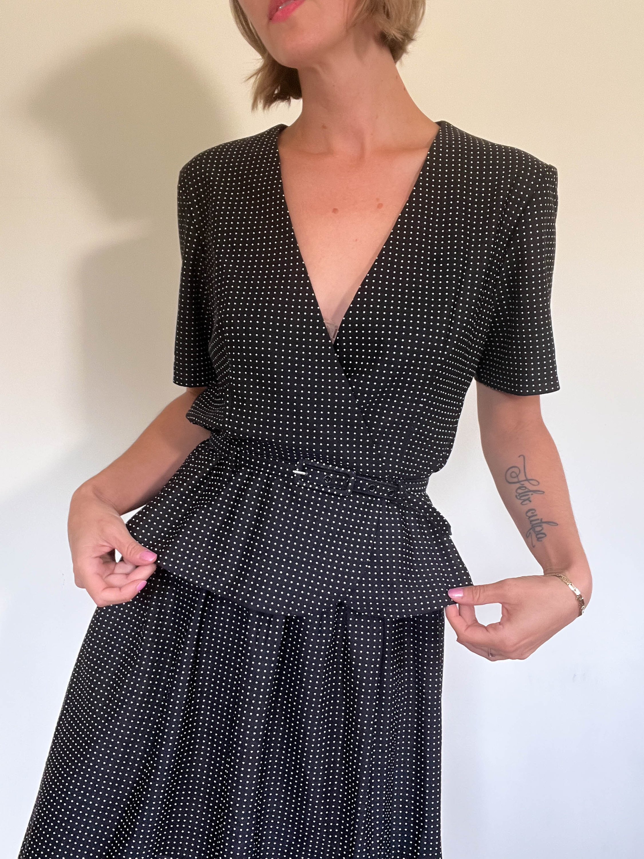 Robe vintage des années 70 à basque à pois/robes Whirlaway/à pois noir et blanc/taille ceinturée/taille 6