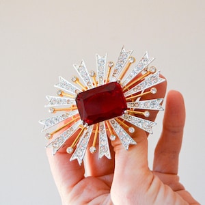 70-tals vintage Atomic Ruby-brosch / Kenneth Jay Lane (signerad KJL) / Rubin och kristallstjärnexplosion / 2,5 cm rubin i mitten / Statement-brosch