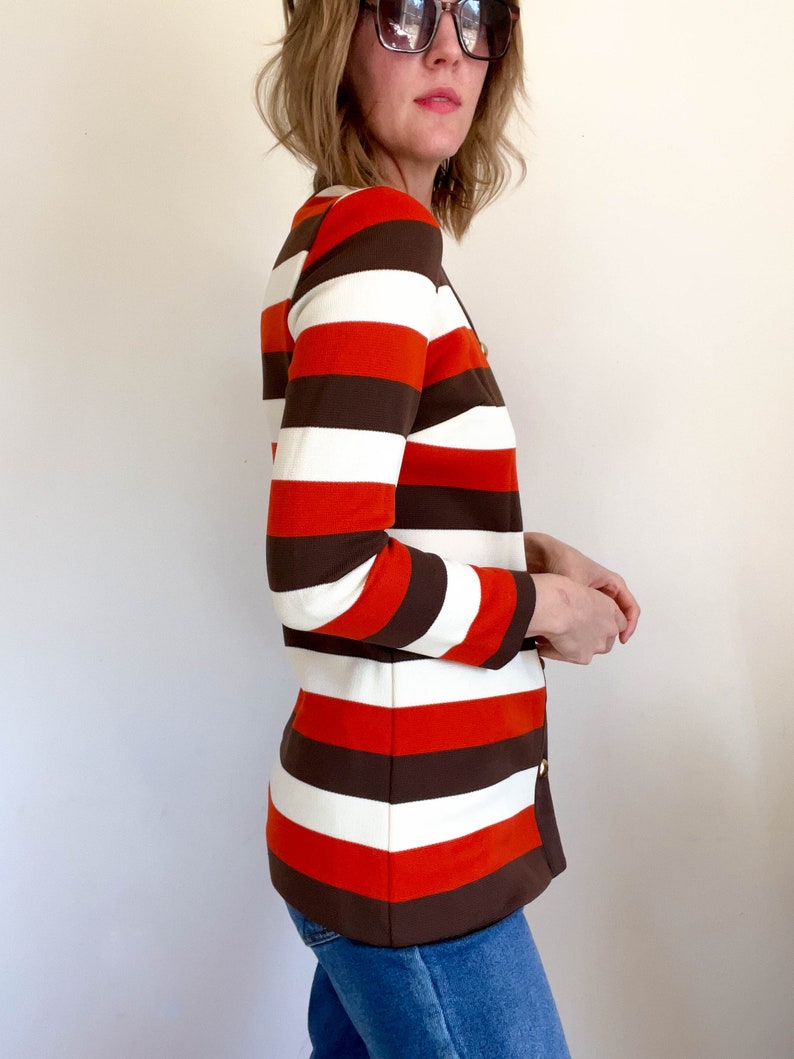 60s/70s chunky stripe knit longline blouse / fitted mod style / chunky brass buttons / polyester knit / brown cream orange / xs-small image 3