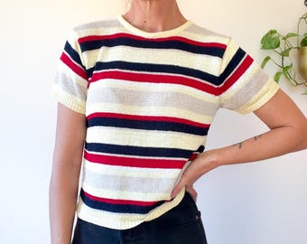 Chemisier en tricot VTG court à rayures horizontales des années 90 / Directives / Noir beige jaune rouge / Polyester / Taille Small