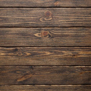 Op de afbeelding: Close-up van een donkerbruin houten oppervlak met een natuurlijk houtnerfpatroon. Het hout is gerangschikt in horizontale planken, waardoor een rustieke en textuurrijke achtergrond ontstaat.
