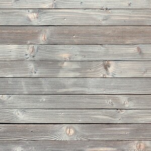 Puede incluir: Primer plano de una superficie de madera desgastada con tablones horizontales. La madera es de color gris claro con un patrón de veta natural.
