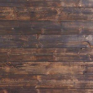 Peut inclure: Un gros plan sur un fond de planches de bois brun foncé. Le bois a un grain naturel et est patiné par le temps.