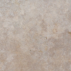 Puede incluir: Primer plano de una superficie de piedra travertina beige claro con textura rugosa y sutiles vetas marrones y grises.