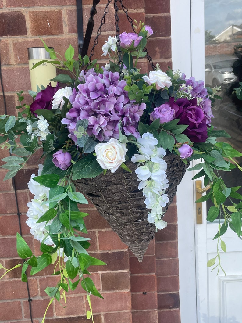 Purple roses, hydrangeas and peony hanging basket, artificial hanging basket, with roses, hydrangeas and peonies, wisteria, Ruscus afbeelding 1