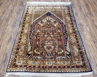 Tappeto da preghiera persiano antico in seta, 3' 6" x 5', tappeto orientale in seta marrone e oro annodato a mano in lana, vaso persiano con uccelli Mehrab, figura di animale