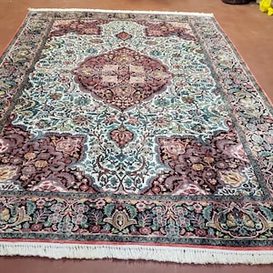 素晴らしいインドのカシミールシルクラグ 6x10 上質なシルクオリエンタルカーペット、ハンドメイドのヴィンテージフローラルオールオーバーメダリオンラグ、アイボリーブラックマルチカラー