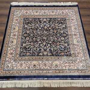 Quadratischer türkischer Seidenteppich 150x150, Marineblau und Elfenbein, Floral, Fein, Detailliert, Neu, Bambusseide