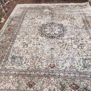 ヴィンテージ インド ルームサイズ シルク ラグ 8x10、インド カシミール カーペット、手織りペルシャ オリエンタル カーペット、花柄メダリオン オールオーバー パターン、アイボリー