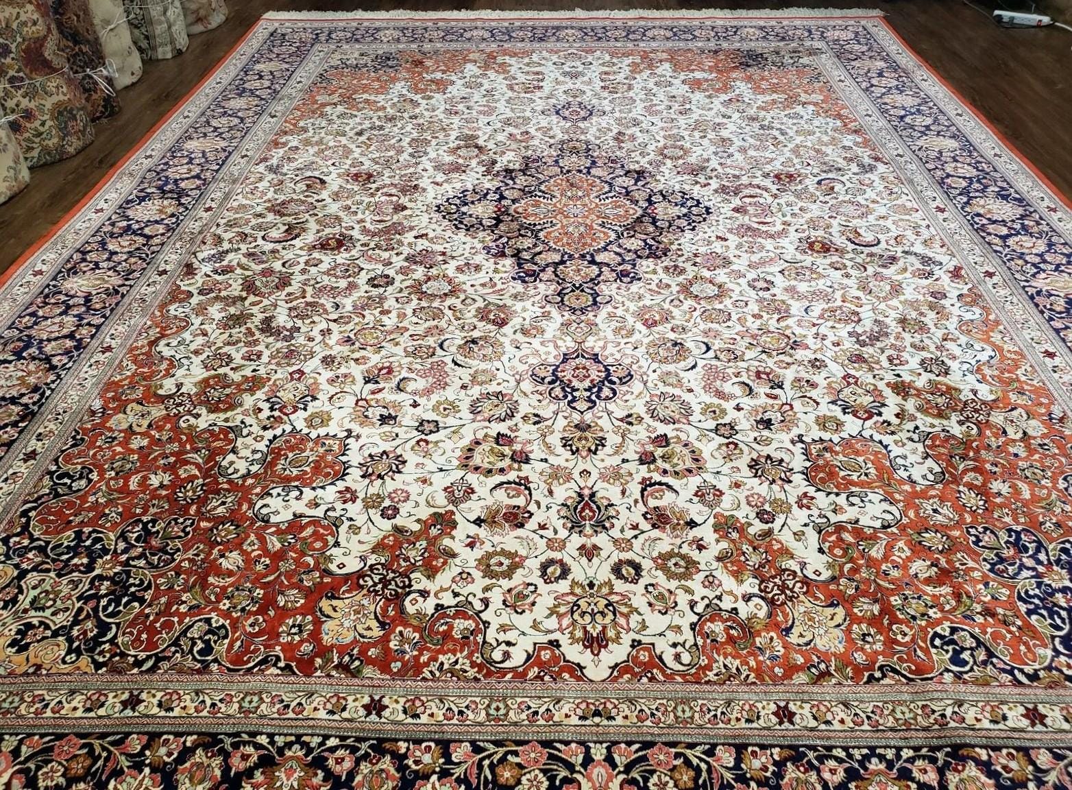 見事なペルシャシルクのクムのオーベルラグ136x205アフマディのサイン入り傑作 見事なペルシャシルクのクムのオーベルラグ136x205アフマディの