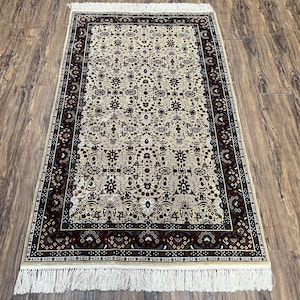 Feiner Sino-Perser Seidenteppich 100x150, Hochwertiger Seidenteppich, Handgemachter Kleiner Seidenteppich, Allover Wiederholtes Motiv, Tan Kastanienbrauner Blauer Vintage Seidenteppich