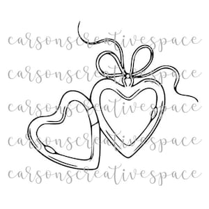 Puede incluir: Un dibujo lineal en blanco y negro de dos medallones en forma de corazón, uno abierto y otro cerrado, conectados por una cinta. El diseño es simple y elegante, adecuado para joyería o proyectos de artesanía. Las palabras "carsonscreativespace" se repiten en el fondo.