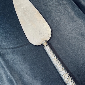 Sterling Handle Pie Server: Heavy Repousse Floral Design