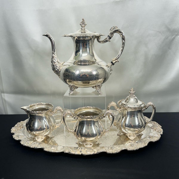 Service à thé en métal argenté 5 pièces, théière Ascot par Sheffield, sucre, poubelle et crémier par WM A Rogers, plateau par Barbour Silverplate Co.