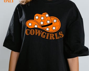 Chapeau de cowboy imprimé vache COWGIRLS étoiles Oklahoma PNG lettrage blanc, orange et noir, conception numérique, t-shirt fichier sublimation