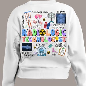 Könnte beinhalten: Weißer Pullover mit einem bunten Grafikdesign mit dem Text "RADIOLOGIC TECHNOLOGIST" und verschiedenen medizinischen Bildgebungssymbolen, darunter ein Röntgenbild, ein CT-Scan, ein MRT und eine Sonographie.