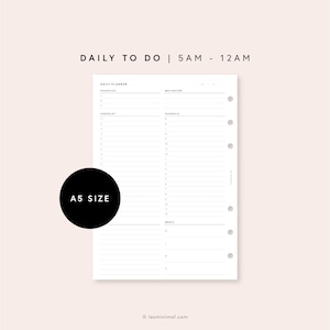 Può includere: Un planner giornaliero in bianco e nero con il testo "DAILY TO DO | 5AM - 12AM" in alto. Il planner è diviso in sezioni per priorità, motivazione, checklist, programma e pasti. Il planner è di formato A5.