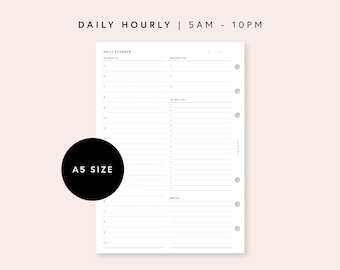 Puede incluir: Un planificador diario imprimible en blanco y negro con un diseño sencillo. El planificador es de tamaño A5 e incluye secciones para la programación, prioridades, lista de tareas y notas. El texto "DAILY HOURLY | 5AM - 10PM" está en la parte superior de la página.