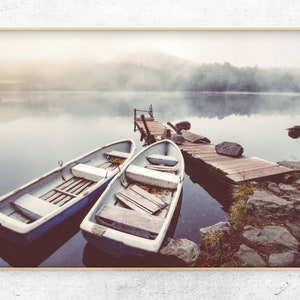 Lac d&#39;impression de ferme avec des bateaux, Télécharger la photo imprimable de la nature, Impression d&#39;art numérique de paysage scandinave