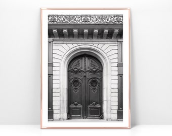 Ladda ner utskrivbart foto av en dörr i Paris, digitalt tryck av fransk arkitektur, svartvitt dörrtryck