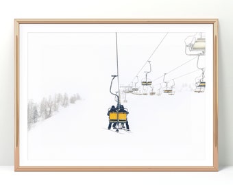 Download Druckbares Foto eines gelben Skilifts im Schnee, horizontaler Digital Art Print