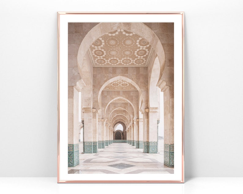 Puede incluir: Un largo pasillo con una serie de arcos y columnas blancas. El techo est&aacute; decorado con un patr&oacute;n geom&eacute;trico. El suelo est&aacute; enlosado con un patr&oacute;n blanco y negro.