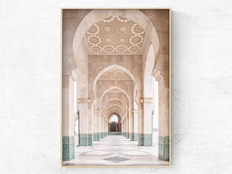 Puede incluir: Un largo pasillo con una serie de arcos y columnas, todos de color beige claro. El suelo est&aacute; enlosado con un patr&oacute;n geom&eacute;trico, y las paredes est&aacute;n decoradas con dise&ntilde;os intrincados. El pasillo est&aacute; iluminado por la luz natural que entra desde arriba.