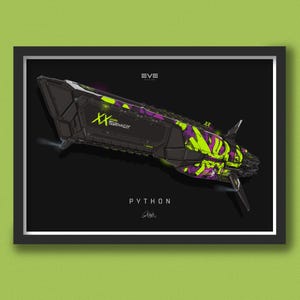 Puede incluir: Impresión enmarcada con un diseño de nave espacial futurista. La nave es principalmente negra con detalles en verde neón y morado. El texto en la impresión incluye "EVE Online", "PYTHON" y "MORE TOURNAMENTCAT".