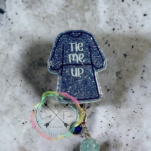 Portatarjetas giratorio para bata quirúrgica Tie Me Up: Pinza de cocodrilo para técnico quirúrgico