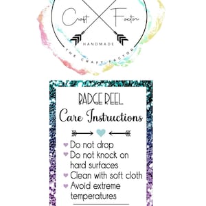 Peut inclure: Instructions d'entretien pour un enrouleur de badge. Les instructions sont &eacute;crites sur un fond paillet&eacute; avec un d&eacute;grad&eacute; arc-en-ciel. Le texte indique : "BADGE REEL Instructions d'entretien Ne pas laisser tomber Ne pas frapper sur des surfaces dures Nettoyer avec un chiffon doux &Eacute;viter les temp&eacute;ratures extr&ecirc;mes Fait &agrave; la main avec amour"
