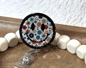 Bobine de badge smiley floral rétro : pince crocodile