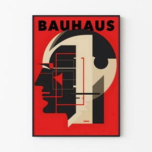 Puede incluir: Un póster rojo con la palabra "BAUHAUS" en letras negras en la parte superior. Un diseño geométrico abstracto en blanco y negro de una cara está en el centro del póster.
