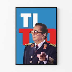 Può includere: Un poster con sfondo blu e la parola "TI" in bianco e "TO" in rosso. Un uomo in uniforme militare con gli occhiali sta puntando lo spettatore.