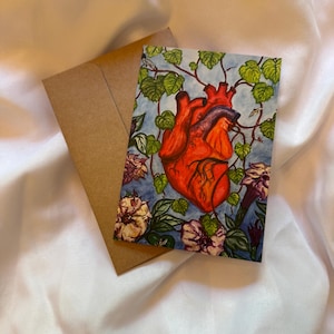 Coeur anatomique avec fond floral botanique « Pulse » Carte d'art vierge pliée « Pulse ». Coeur avec trompette du diable datura et vignes.
