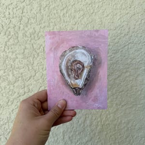 Huître sur fond rose. Carte artistique féminine pour filles « L'absence de perles » Carte artistique vierge pliée.