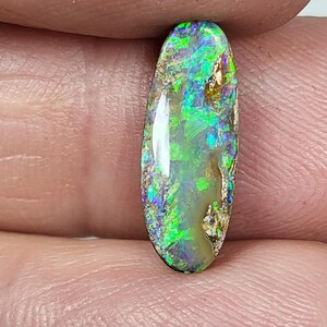 3,30 ct. Kristallpipopal. Kristallopal. Naturlig opal. 18 x 7 mm.