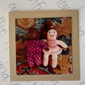 Amigos para siempre - muñecas de bebé en blanco y negro - tarjeta hecha a mano 5x5 en blanco