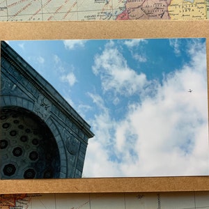 Donne nel memoriale militare al cimitero nazionale di Arlington con aeroplano in lontananza - carta 5x7 vuota