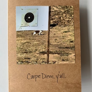 Carpe diem, y'all - gato detrás del objetivo - tarjeta 5x7 en blanco