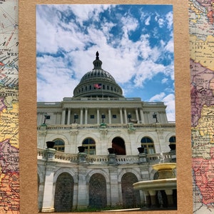 US Capitol Building - vue au sol avec fontaine et drapeau - carte vierge 5x7