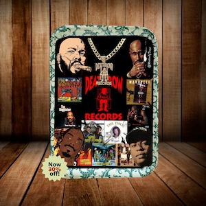 Pode incluir: Uma bandeja retangular de metal com uma colagem de imagens da Death Row Records, incluindo retratos de Suge Knight, Tupac Shakur e Snoop Dogg, capas de álbuns e um colar de corrente dourado com um pingente da Death Row Records.
