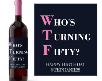Może przedstawiać: Etykieta na butelkę wina z tekstem "Who's Turning Fifty?" w różowych i białych literach na czarnym tle. Na etykiecie znajduje się również tekst "Happy Birthday Stephanie!!!".