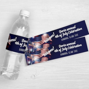 Könnte beinhalten: Zwei blaue und weiße Wasserflaschenetiketten mit rot-weiß-blauen amerikanischen Flaggen und Feuerwerk. Der Text auf den Etiketten lautet "Willkommen! Devin jährliche 4. Juli Feier Bainbridge Island 20XX".