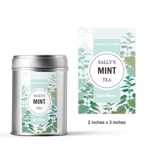 Può includere: Una scatola di metallo argentata con un'etichetta che dice "Organically Grown Sally's Mint Tea Spice Blend". L'etichetta presenta un design a foglia di menta verde. La scatola misura 5,1 cm per 7,6 cm.