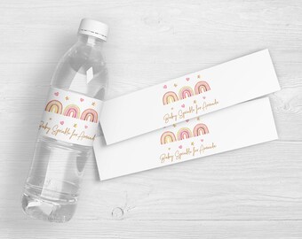 Könnte beinhalten: Wasserflaschenetiketten mit einem Regenbogen-Design und dem Text "Baby Sprinkle for Amanda".